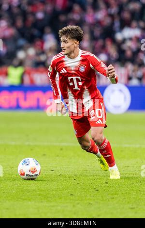 MUENCHEN, ALLEMAGNE - NOVEMBRE 29 : Tom Bischof (FC Bayern Muenchen, 20) avec le ballon lors du match de Bundesliga entre FC Bayern Muenchen vs FC fait Pauli à Allianz Arena le jour 12 du 1. Bundesliga le 29 novembre 2025 à Muenchen, Allemagne. LES RÈGLEMENTS DU LDF INTERDISENT TOUTE UTILISATION DE PHOTOGRAPHIES COMME SÉQUENCES D'IMAGES ET/OU QUASI-VIDÉO. Banque D'Images