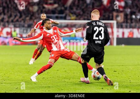 MUENCHEN, ALLEMAGNE - NOVEMBRE 29 : Michael Olise (FC Bayern Muenchen, 17 ans) contrôle le ballon contre Louis Oppie (FC fait Pauli, 23 ans) lors du match de Bundesliga entre FC Bayern Muenchen vs FC fait Pauli à Allianz Arena le jour 12 du 1. Bundesliga le 29 novembre 2025 à Muenchen, Allemagne. LES RÈGLEMENTS DU LDF INTERDISENT TOUTE UTILISATION DE PHOTOGRAPHIES COMME SÉQUENCES D'IMAGES ET/OU QUASI-VIDÉO. Banque D'Images