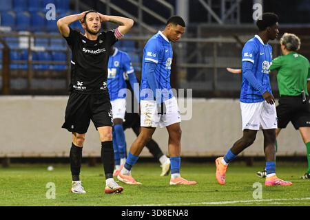 Geel, Belgique. 30 novembre 2025. Kevin Kis, de Olympic, semble abasourdi lors d'un match de football entre Jong Genk et Royal Olympic Charleroi, dimanche 30 novembre 2025 à Geel, au jour 15 de la deuxième division 2025-2026 'Challenger Pro League' 1B du championnat belge. BELGA PHOTO JILL DELSAUX crédit : Belga News Agency/Alamy Live News Banque D'Images