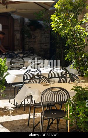 Tables de restaurant extérieures vides avec chaises, mis pour dîner par une journée ensoleillée Banque D'Images