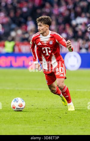 MUNICH, ALLEMAGNE - NOVEMBRE 29 : Tom Bischof (FC Bayern Munich, 20) avec le ballon lors du match de Bundesliga [Bundesliga] entre FC Bayern Munich vs FC fait Pauli Hamburg à Allianz Arena le 12e jour du 1. Bundesliga [Bundesliga] le 2 novembre Banque D'Images