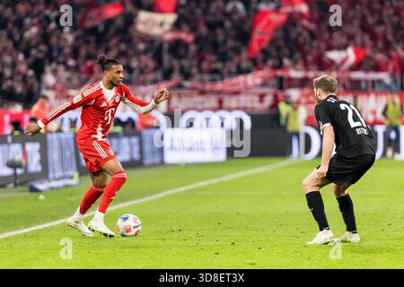 MUNICH, ALLEMAGNE - NOVEMBRE 29 : Michael Olise (FC Bayern Munich, 17 ans) avec le ballon lors du match de Bundesliga [Bundesliga] entre FC Bayern Munich vs FC fait Pauli Hamburg à Allianz Arena le jour 12 du 1. Bundesliga [Bundesliga] en novembre Banque D'Images