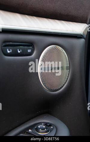 Moscou, Russie - 13 décembre 2024 : gros plan extrême de la grille métallique du haut-parleur Bose haut de gamme sur le panneau de porte intérieur d'un Infiniti Q. Banque D'Images