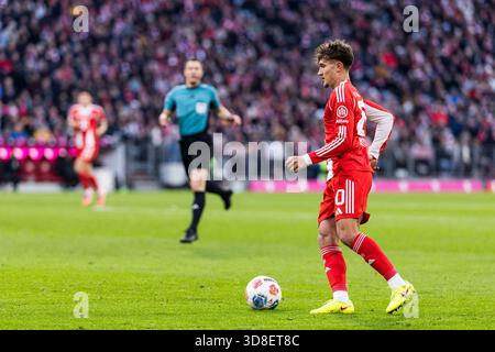 MUNICH, ALLEMAGNE - NOVEMBRE 29 : Tom Bischof (FC Bayern Munich, 20) avec le ballon lors du match de Bundesliga [Bundesliga] entre FC Bayern Munich vs FC fait Pauli Hamburg à Allianz Arena le 12e jour du 1. Bundesliga [Bundesliga] le 2 novembre Banque D'Images