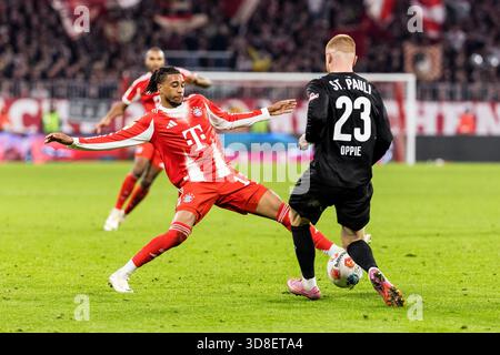 MUNICH, ALLEMAGNE - NOVEMBRE 29 : Michael Olise (FC Bayern Munich, 17 ans) contrôle le ballon contre Louis Oppie (FC Pauli Hamburg, 23 ans) lors du match Bundesliga [Bundesliga] entre le FC Bayern Munich et le FC Pauli Hamburg à Allianz Arena on matchd Banque D'Images