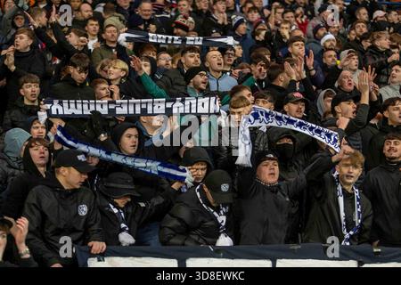 Govan, Écosse. 30 novembre 2025. Les fans de Falkirk célèbrent leur match nul de 1-1 avec les Rangers au stade Ibrox lors de la première Division SPFL de William Hill, Rangers FC vs Falkirk FC crédit : Colin Poultney/Alamy Live News Banque D'Images