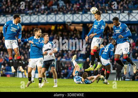 Govan, Écosse. 30 novembre 2025. Bojan Miovski du Rangers FC remporte une tête défensive dans la boîte lors de la William Hill SPFL premier Division, Rangers FC vs Falkirk FC crédit : Colin Poultney/Alamy Live News Banque D'Images