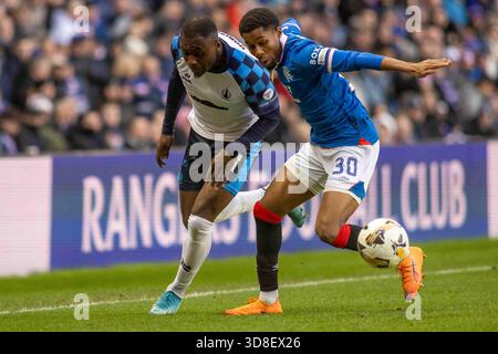Govan, Écosse. 30 novembre 2025. Alfredo Agyeman du Falkirk FC et Jayden Meghoma du Rangers FC se battent pour la possession lors de la première Division SPFL de William Hill, Rangers FC vs Falkirk FC crédit : Colin Poultney/Alamy Live News Banque D'Images
