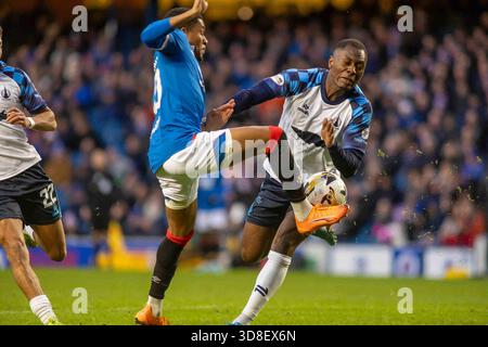 Govan, Écosse. 30 novembre 2025. Alfredo Agyeman du Falkirk FC bloque une autorisation de Jayden Meghoma du Rangers FC lors de la William Hill SPFL premier Division, Rangers FC vs Falkirk FC crédit : Colin Poultney/Alamy Live News Banque D'Images