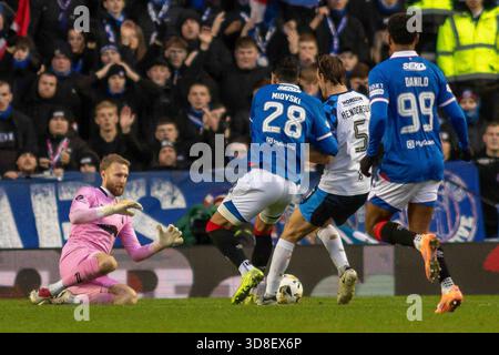Govan, Écosse. 30 novembre 2025. Scott bain du Falkirk FC va au sol et étouffe le ballon lors de la première Division SPFL William Hill, Rangers FC vs Falkirk FC crédit : Colin Poultney/Alamy Live News Banque D'Images