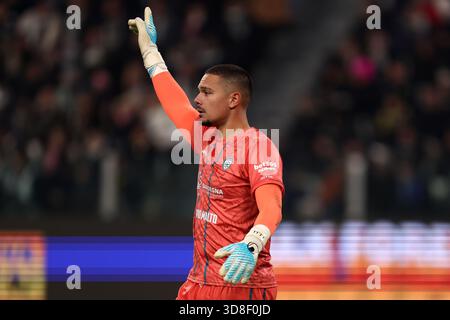 Turin, Italie. 29 novembre 2025. Elia Caprile de Cagliari fait des gestes pendant le match de Serie A entre Juventus FC et Cagliari Calcio au stade Allianz le 29 novembre 2025 à Turin, Italie . Crédit : Marco Canoniero/Alamy Live News Banque D'Images