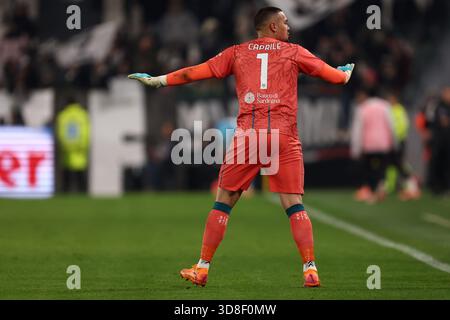 Turin, Italie. 29 novembre 2025. Elia Caprile de Cagliari fait des gestes pendant le match de Serie A entre Juventus FC et Cagliari Calcio au stade Allianz le 29 novembre 2025 à Turin, Italie . Crédit : Marco Canoniero/Alamy Live News Banque D'Images