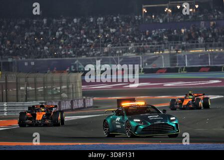 Doha, Qatar. 30 novembre 2025. Oscar Piastri (AUS) McLaren MCL39 mène derrière la voiture de sécurité Aston Martin FIA. 30.11.2025. Championnat du monde de formule 1, route 23, Grand Prix du Qatar, Doha, Qatar, jour de la course. Le crédit photo devrait se lire : XPB/Alamy Live News. Banque D'Images