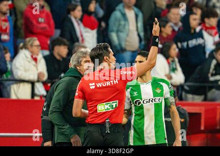 Sevilla, Espagne. 30 novembre 2025. L'arbitre José Luis Munuera Montero parle à l'entraîneur-chef des entraîneurs, Manuel Pellegrini, capitaine du Real Betis Marc Bartra N5, avant de suspendre le match en raison des fans du Sevilla FC jetant des objets sur le terrain lors du match la Liga EA Sports entre Sevilla FC et Real Betis à l'Estadio Ramón Sánchez Pizjuán le 30 novembre 2025, à Sevilla, Espagne crédit : SPP Sport Press photo. /Alamy Live News Banque D'Images