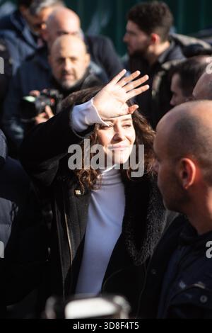 Madrid, Espagne. 30 novembre 2025. La présidente régionale de Madrid Isabel Diaz Ayuso arrive et salue ses partisans lors d'un rassemblement du Parti populaire (PP) au temple de Debod à Madrid, organisé en signe de protestation contre le gouvernement espagnol. Ayuso sourit et fait des vagues en passant devant la foule avant le début de l'événement. Crédit : Diego Martinez/Alamy Live News. Banque D'Images