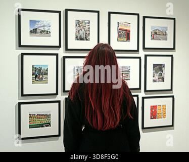Glasgow, Écosse, Royaume-Uni. 30 novembre 2025. Ouverture de l’exposition « Still Glasgow » à la GOMA, la galerie d’art moderne. Une vaste exposition de photographies nouvelles provoquant des vagues parmi les médias écossais pour son contenu classique passé et présent.fait partie des célébrations de l'anniversaire de 850 ans de la ville aidant à la clôturer.fait partie d'un programme public célébrant le 30e anniversaire de Goma. Crédit Gerard Ferry /Alamy Live News Banque D'Images