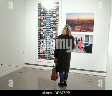 Glasgow, Écosse, Royaume-Uni. 30 novembre 2025. Ouverture de l’exposition « Still Glasgow » à la GOMA, la galerie d’art moderne. Une vaste exposition de photographies nouvelles provoquant des vagues parmi les médias écossais pour son contenu classique passé et présent.fait partie des célébrations de l'anniversaire de 850 ans de la ville aidant à la clôturer.fait partie d'un programme public célébrant le 30e anniversaire de Goma. Crédit Gerard Ferry /Alamy Live News Banque D'Images