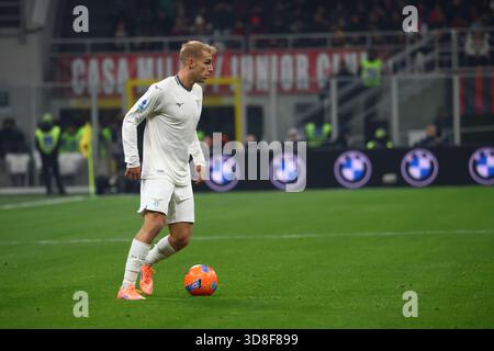 Milan, Italie, novembre 29 2025. Gustav Isaksen en action lors du match de Serie A entre l'AC Milan et le SS Lazio au stade Giuseppe Meazza de Milan, en Italie Banque D'Images