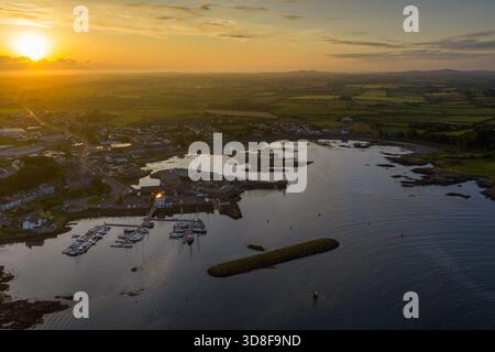 Vol en soirée au-dessus de Ardglass Marina, County Down, Irlande du Nord, Royaume-Uni Banque D'Images