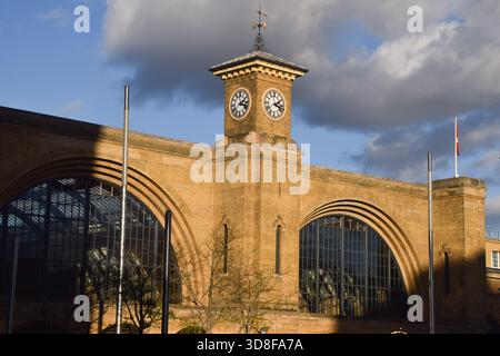 Londres, Royaume-Uni. 30 novembre 2025. Vue extérieure en journée sur la gare de King's Cross. Crédit : Vuk Valcic/Alamy Live News Banque D'Images