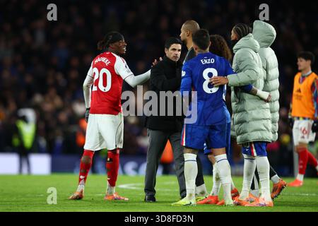 LONDRES, Royaume-Uni - 30 novembre 2025 : le manager d'Arsenal Mikel Arteta félicite les joueurs des deux camps après le match de premier League entre Chelsea FC et Arsenal FC à Stamford Bridge (crédit : Craig Mercer/ Alamy Live News) Banque D'Images