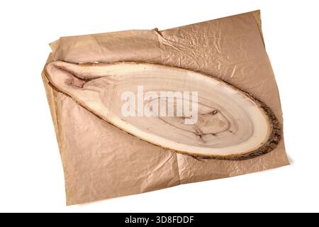 Plaque de planche à découper ovale vide en bois sur papier parchemin artisanal. Banque D'Images