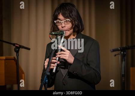 Édimbourg, Écosse. Dim 30 novembre 2025. Franky Leong-Murphy se produit au concert annuel de la St Andrew’s Day de l’Université d’Édimbourg qui se tient dans l’historique Playfair Library Hall de l’Old College. Cet événement était une célébration publique de la musique et des traditions de chant écossais et était organisé par les études celtiques et écossaises de l’Université d’Édimbourg et les Archives de l’École des études écossaises. La formation complète comprenait Lori Watson, Franky Leong-Murphy, Rob Dunbar, Gary West, Tim Macdonald + Claire Garabedian, Fraser Fifield + Thalia Blacking et Will Lamb. Banque D'Images