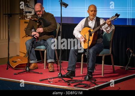 Édimbourg, Écosse. Dim 30 novembre 2025. Gary West et Will Lamb se produisant au concert annuel de la St Andrew’s Day de l’Université d’Édimbourg qui se tient dans l’historique Playfair Library Hall de l’Old College. Cet événement était une célébration publique de la musique et des traditions de chant écossais et était organisé par les études celtiques et écossaises de l’Université d’Édimbourg et les Archives de l’École des études écossaises. La formation complète comprenait Lori Watson, Franky Leong-Murphy, Rob Dunbar, Gary West, Tim Macdonald + Claire Garabedian, Fra Banque D'Images