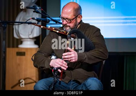 Édimbourg, Écosse. Dim 30 novembre 2025. Gary West se produisant au concert annuel de la St Andrew’s Day de l’Université d’Édimbourg qui se tient dans l’historique Playfair Library Hall de l’Old College. Cet événement était une célébration publique de la musique et des traditions de chant écossais et était organisé par les études celtiques et écossaises de l’Université d’Édimbourg et les Archives de l’École des études écossaises. La formation complète comprenait Lori Watson, Franky Leong-Murphy, Rob Dunbar, Gary West, Tim Macdonald + Claire Garabedian, Fraser Fifield + Thalia Blacking et Will Lamb. Banque D'Images