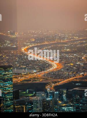11 30 2025 - Dubaï, Émirats arabes Unis. Énorme embouteillage à Dubaï la nuit. Vue aérienne par drone de kilomètres de longueur de feux de voiture Banque D'Images