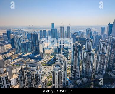 11 29 2025 - Dubaï, Émirats arabes Unis. Baie d'affaires de Dubaï et skyline du centre-ville avec beaucoup de travaux en cours. Vue panoramique sur drone aérien Banque D'Images