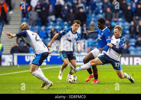 Glasgow, Royaume-Uni. 30 novembre 2025. Les Rangers FC ont joué contre le Falkirk FC au stade Ibrox de Glasgow, en Écosse, lors d'un match de premier rang avec William Hill. Le score final était Rangers 0 - 0 Falkirk. Scott Arfield (F37) affronte Nasser Djiga (R24). Crédit : Findlay/Alamy Live News Banque D'Images