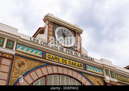 Dakar, Sénégal. 11 novembre 2025. La façade coloniale colorée et l'horloge de la gare de Dakar vue de la rue Banque D'Images