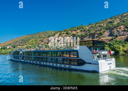 Bateau de croisière sur la rivière Porto Mirante, fleuve Douro, Portugal. Banque D'Images