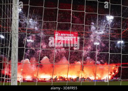 AMSTERDAM - les joueurs quittent le terrain à cause des feux d'artifice lors du match néerlandais Eredivisie entre l'AFC Ajax et le FC Groningen au Johan Cruijff Arena le 30 novembre 2025 à Amsterdam, pays-Bas. ANP OLAF KRAAK Banque D'Images