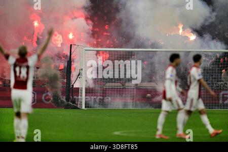 AMSTERDAM - les joueurs quittent le terrain à cause des feux d'artifice lors du match néerlandais Eredivisie entre l'AFC Ajax et le FC Groningen au Johan Cruijff Arena le 30 novembre 2025 à Amsterdam, pays-Bas. ANP OLAF KRAAK Banque D'Images