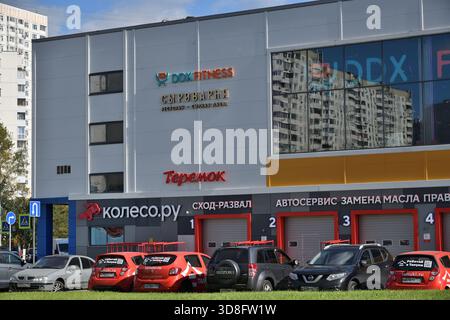 Moscou, Russie - 6 septembre. 2025. DDX fitness, teremok, et restaurant d'usine de fromage dans le centre commercial Mitino Park Banque D'Images