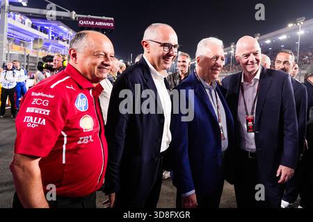 Doha, Qatar. 30 novembre 2025. (L) Frederic Vasseur (FRA) - Scuderia Ferrari F1 Team principal (CL) Stefano Domenicali (ITA) PDG de formule 1 ; (CR) Piero Ferrari (ITA) Vice-président Ferrari spa (R)Gianni Infantino (ITA) PDG de la FIFA lors de la course de formule 1 Qatar Airways Qatar Grand Prix 2025 sur le circuit international de Losail, avant la 23 du Championnat du monde de formule 1 2025 (28 au 30 novembre 2025). (Crédits : Unicode images/Alamy Live News crédit : Unicode images/Alamy Live News Banque D'Images