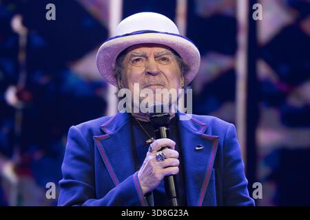 Le chanteur Joaquin Sabina se produit lors d'un concert à la Movistar Arena, le 30 novembre 2025 à Madrid, Espagne Banque D'Images