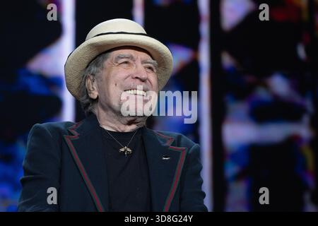 Le chanteur Joaquin Sabina se produit lors d'un concert à la Movistar Arena, le 30 novembre 2025 à Madrid, Espagne Banque D'Images