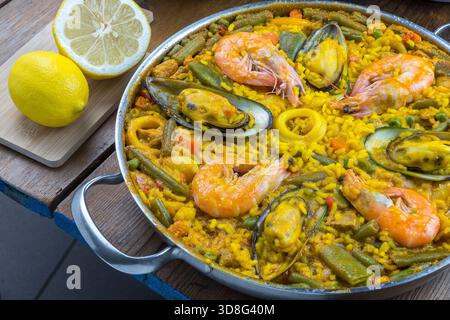 Paella aux fruits de mer sur une table Banque D'Images