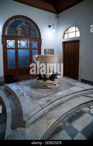 Superbe vue intérieure d'une église italienne ornée de motifs décorés. Banque D'Images