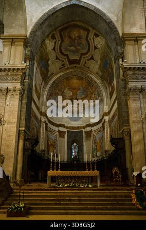 Vue intérieure d'une église italienne avec de superbes fresques et autel. Banque D'Images