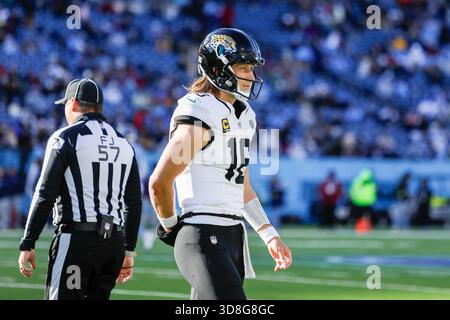 Nashville, États-Unis. 30 novembre 2025. Le quarterback des Jaguars de Jacksonville Trevor Lawrence (16 ans) lors du troisième quart-temps du match contre les Titans du Tennessee au Nissan Stadium de Nashville, Tennessee, le 30 novembre 2025. (Photo de Kindell Buchanan/Sipa USA) crédit : Sipa USA/Alamy Live News Banque D'Images
