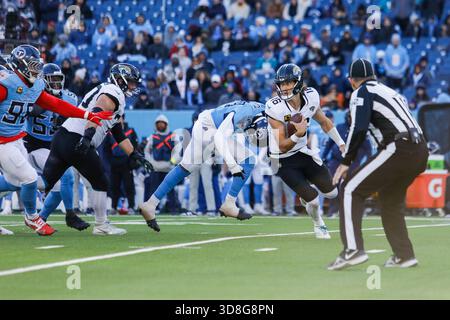 Nashville, États-Unis. 30 novembre 2025. Le quarterback Trevor Lawrence (16 ans) des Jaguars de Jacksonville lors du match contre les Titans du Tennessee au Nissan Stadium de Nashville, Tennessee, le 30 novembre 2025. (Photo de Kindell Buchanan/Sipa USA) crédit : Sipa USA/Alamy Live News Banque D'Images
