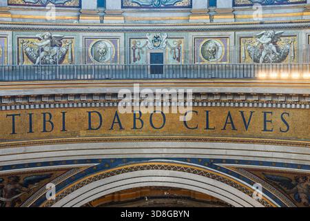 Cité du Vatican - Vatican - Basilique St Peters - détail de l'inscription latine claves Tibi Dabo en mosaïque d'or à l'intérieur du dôme Banque D'Images
