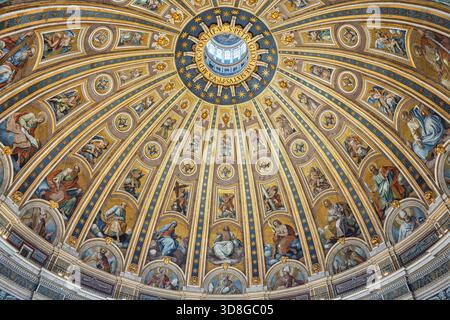 Vatican - Cité du Vatican - Basilique St Peters - vue en bas angle de l'intérieur du dôme principal avec mosaïques dorées et lanterne Banque D'Images