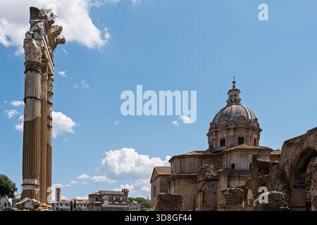 Italie - Rome - Forum de César - ancienne colonne avec capitale corinthienne et dôme de l'église baroque ruines archéologiques site historique Banque D'Images