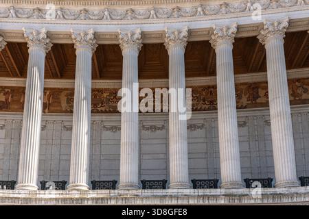 Italie - Rome - Vittoriano - Colonnade avec colonnes corinthiennes et frise sur Victor Emmanuel Monument architecture néoclassique Banque D'Images