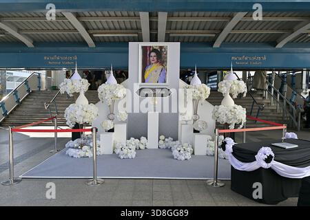 Mémorial et livre de condoléances pour la reine Sirikit, après le décès de la reine mère, à l'entrée de la gare BTS du National Stadium, Bangkok Banque D'Images